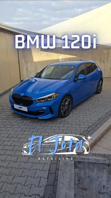 BMW 120i azul estacionado